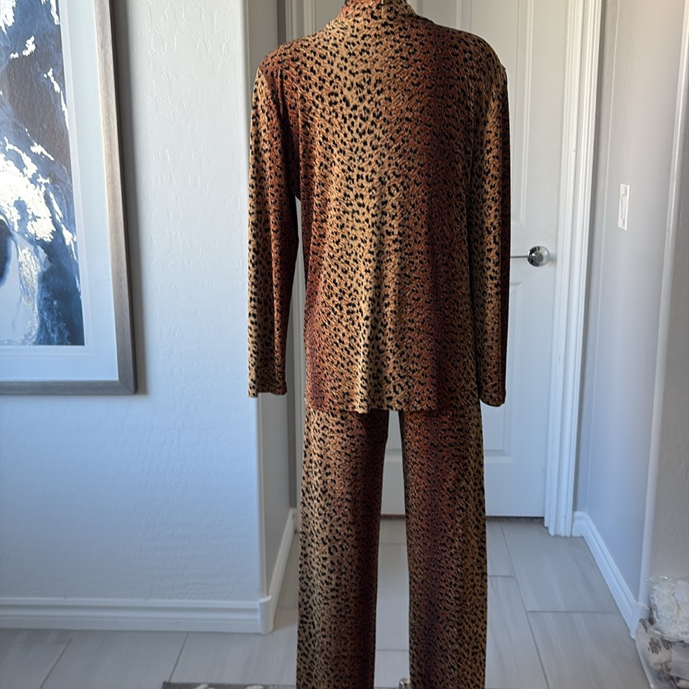 2 piece Lounge Set 🐆 - Picture 5 of 7